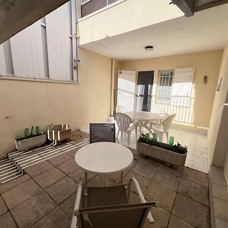 Appartement T2 Avec Terrasse Et Parking, A 50m De La - Fr-1-702-70